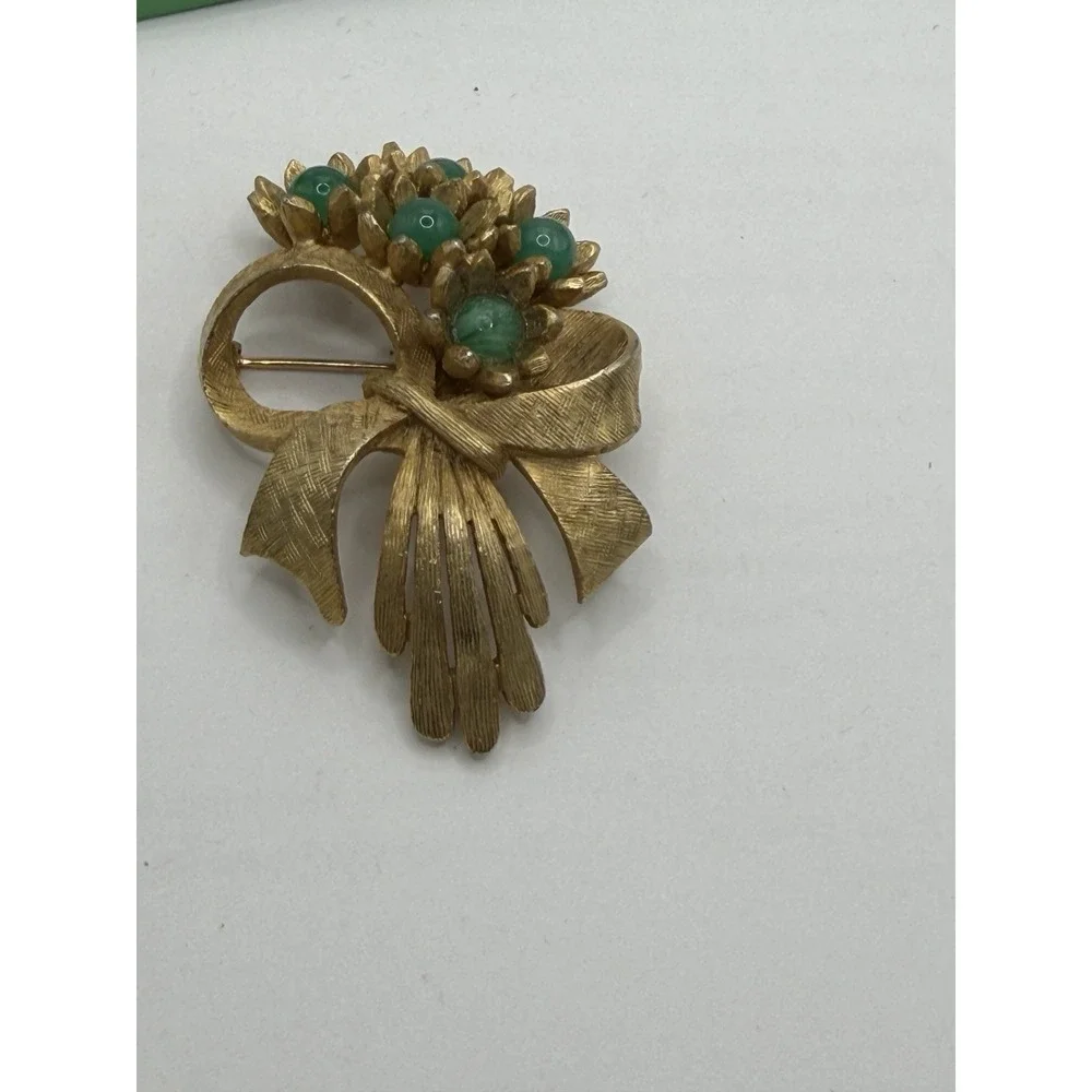 Vintage Gold Tone Flower Brooch With Jade Colored Stamens Mcm